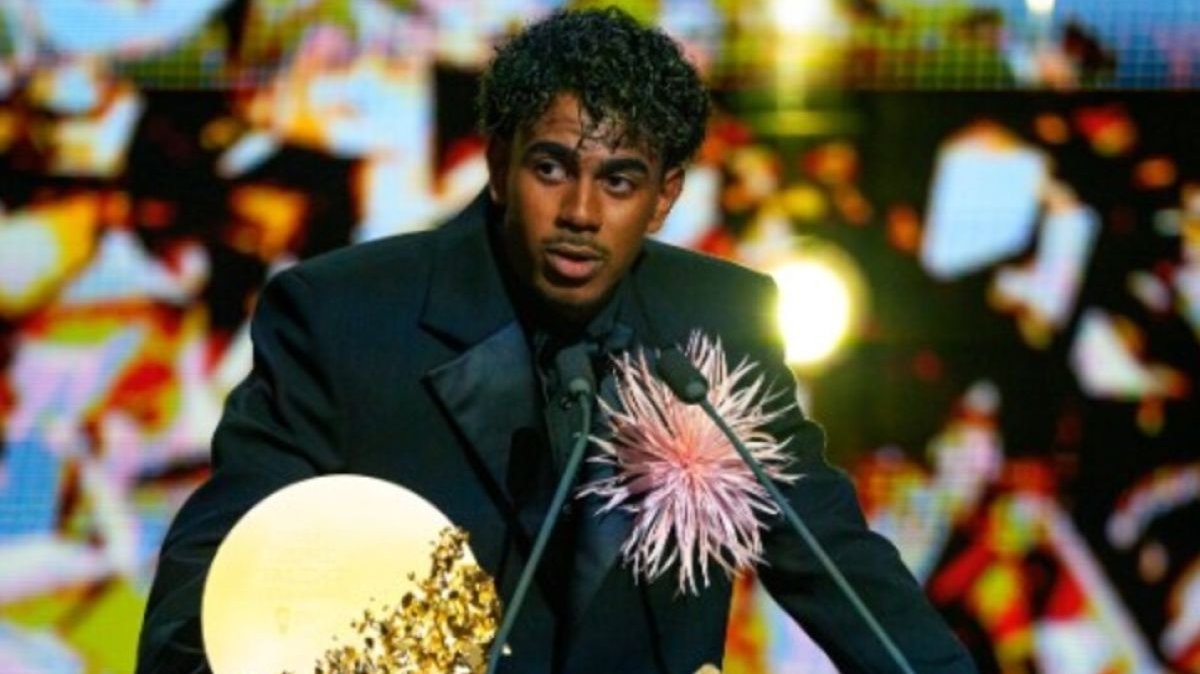 Lamine Yamal Pamer Bros Bunga Chanel di Gala Ballon d'Or 2026
